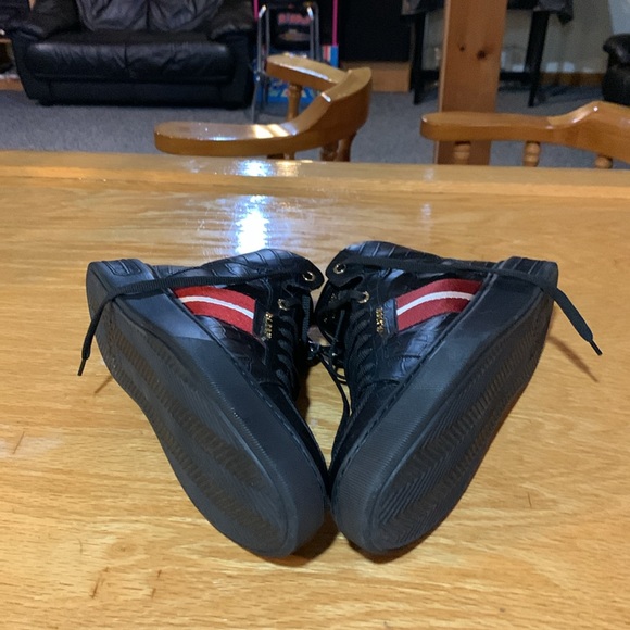 BALLY DESIGNER SNEAKERS EU 9.5E/US 10.5D, BEAUTIFUL SKIN DESIGN, GOLD LOGO NICE! main image 16